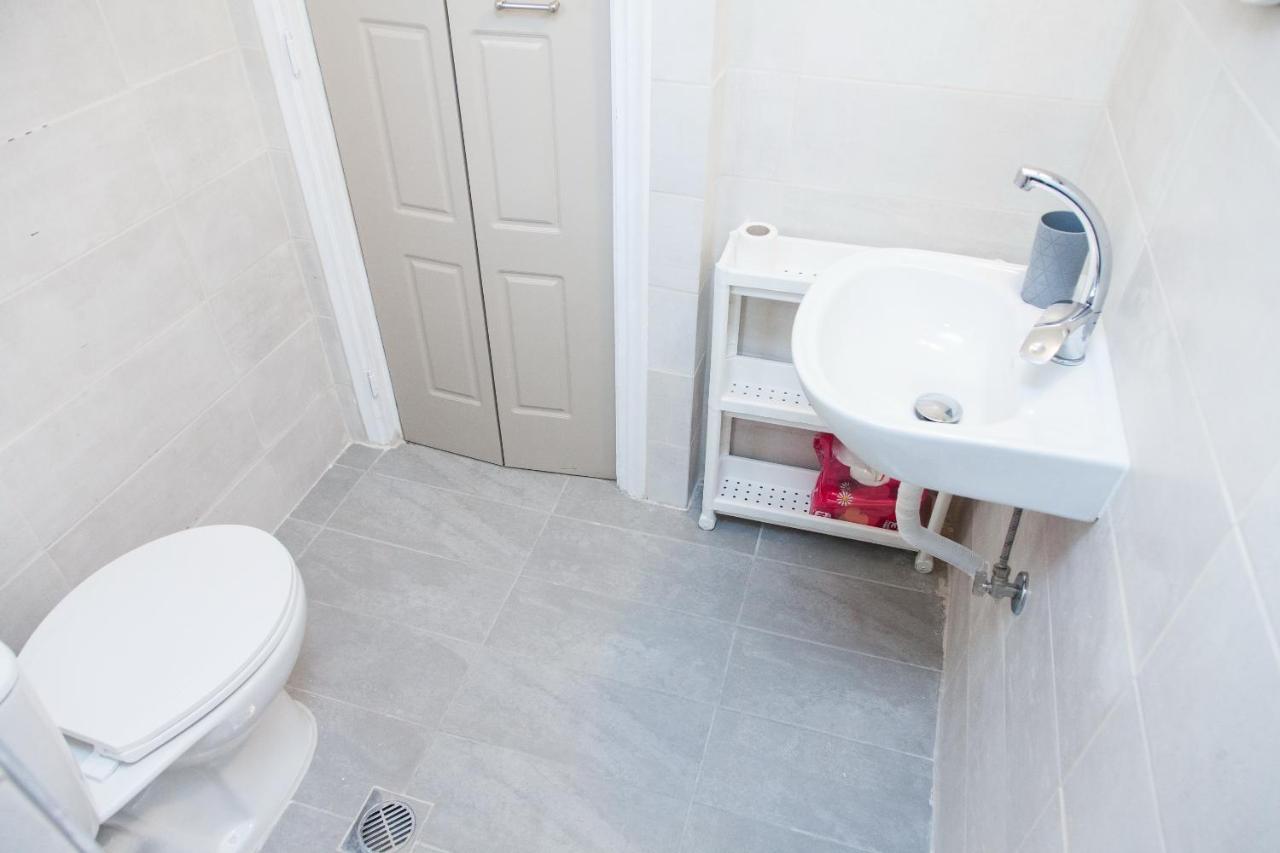 Brand New, Cheerful Apartment In Central Атина Екстериор снимка