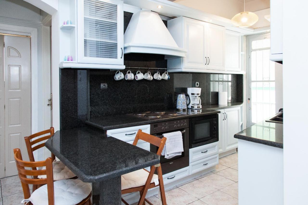 Brand New, Cheerful Apartment In Central Атина Екстериор снимка